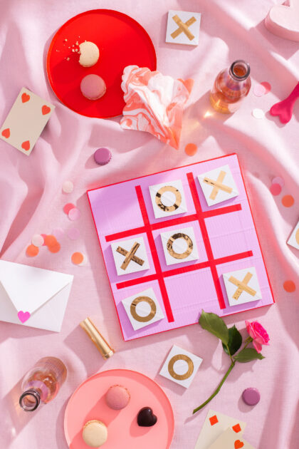 https://www.duckbrand.com/uploads/activities/how-to-valentines-day-themed-tic-tac-toe-board-with-duck-tape/_1200x630_fit_center-center_82_none/118253808.jpg?mtime=1629408144